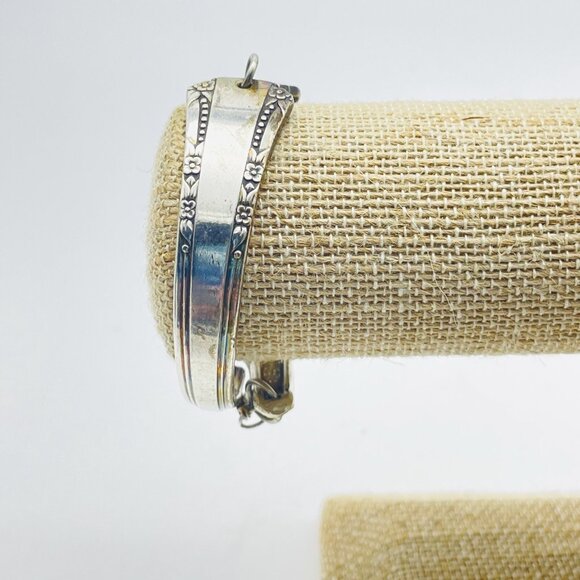 ONEIDA Signed Silver Tone Hinged Bangle Bracelet Floral Engraved Design Vintage - Picture 8 of 8